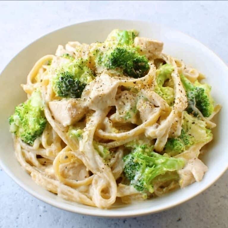 Creamy Chicken and Broccoli Alfredo Fettuccine Recipe